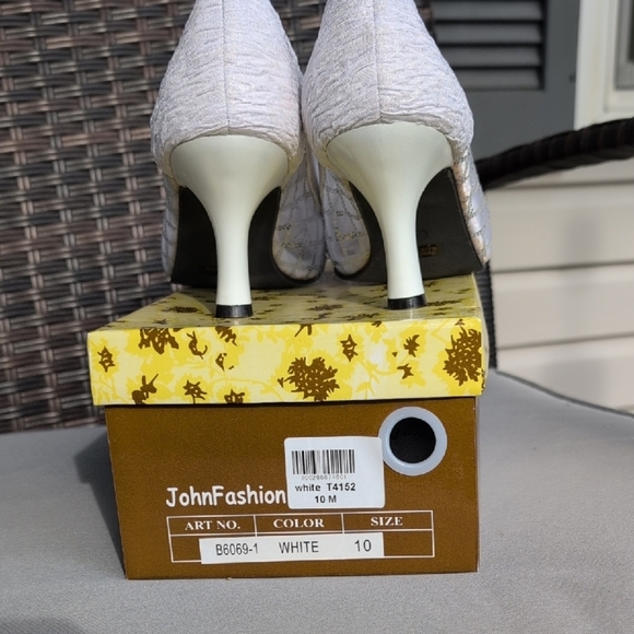 Chic Silver Women's Heels with Embellishments - Picture 4 of 9